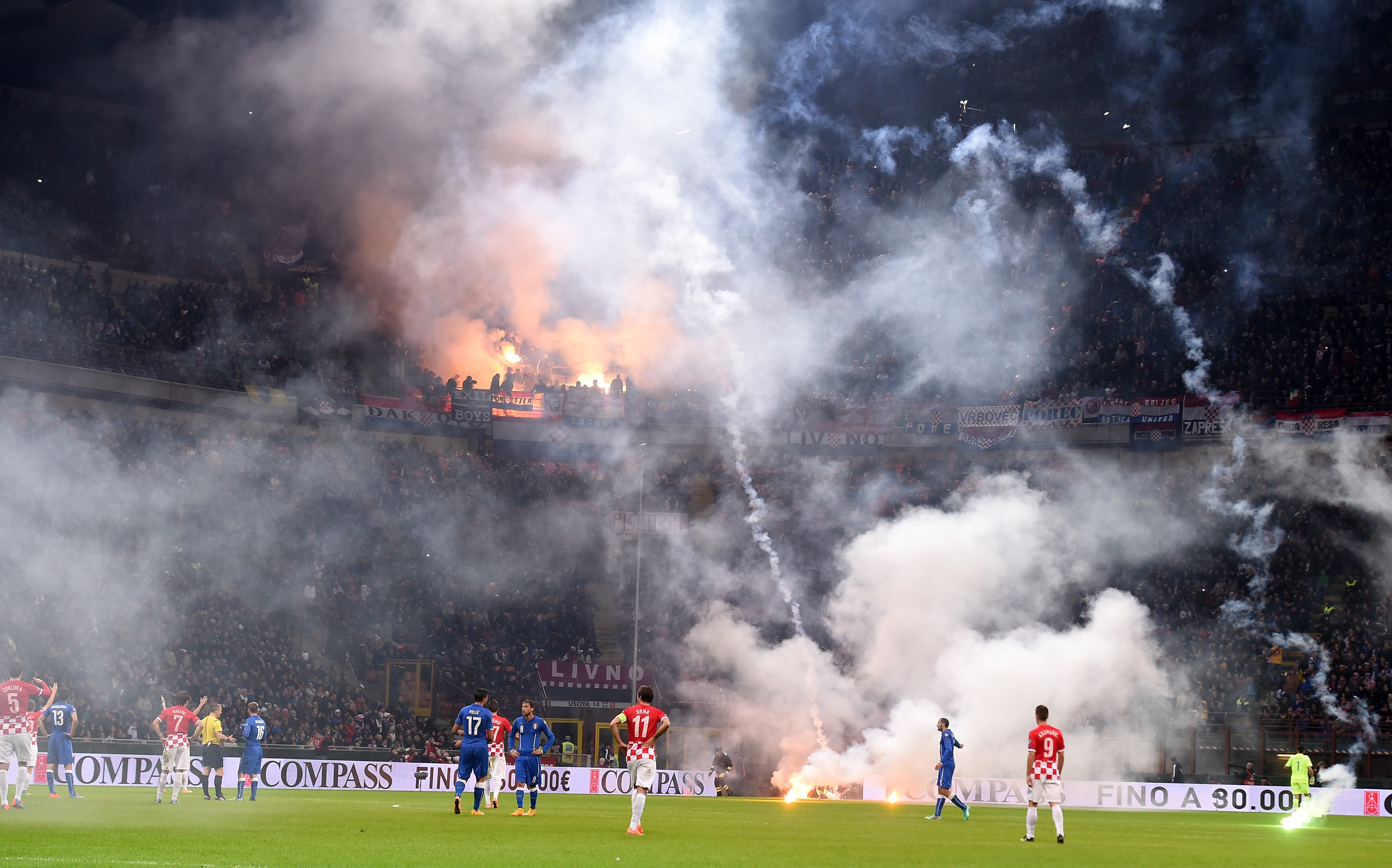 ユーロ予選イタリア対クロアチア戦で二度の中断 サポーターが爆竹 発炎筒をピッチに投げ込む Football Zone Web フットボールゾーンウェブ