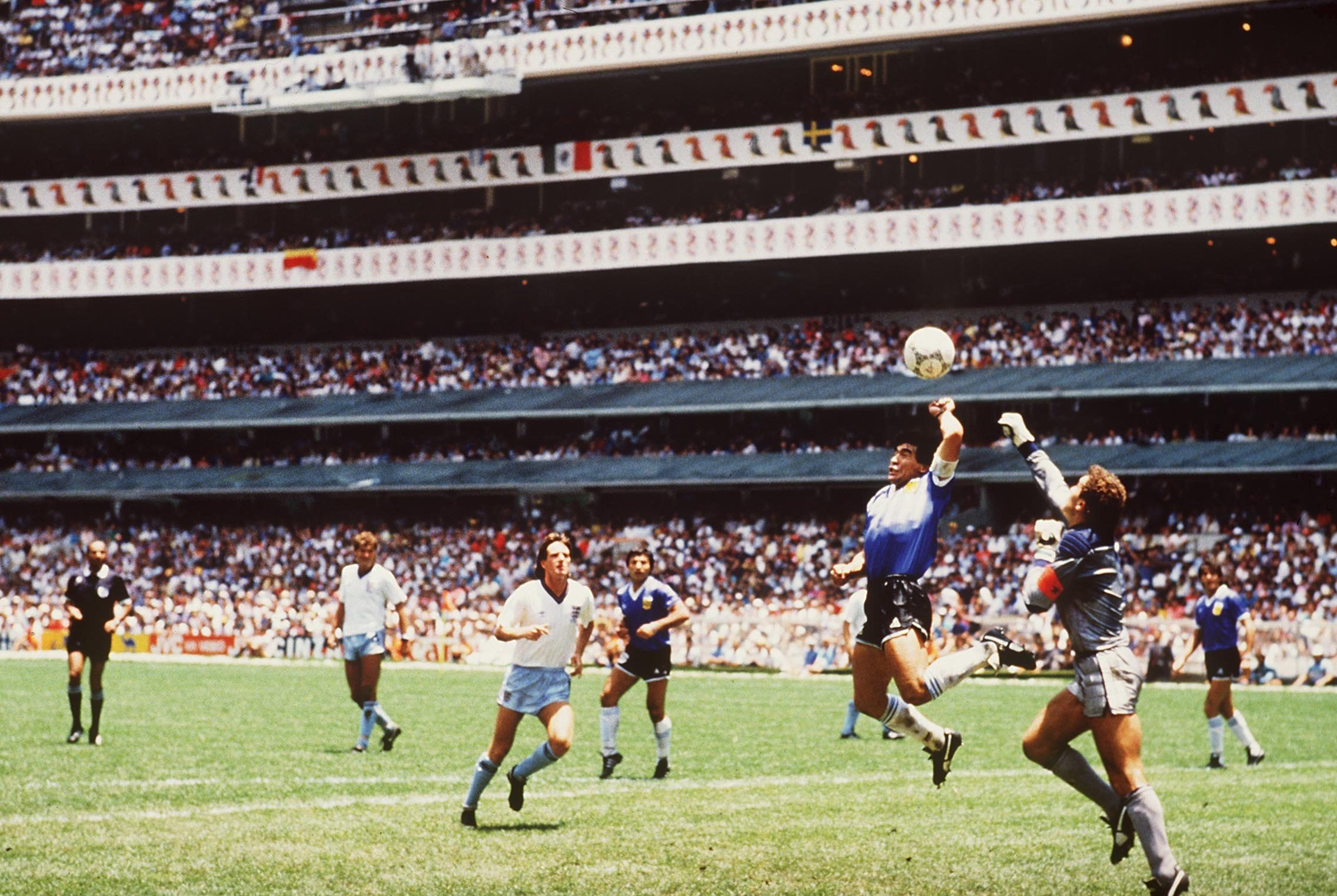 メキシコw杯イングランド戦で伝説の神の手ゴールと5人抜き マラドーナと主審が約30年ぶりの再会 フットボールゾーン