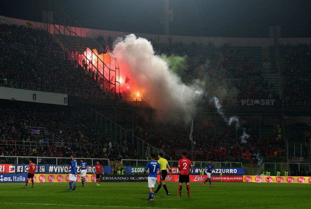 アルバニア代表サポーターがピッチに発煙筒と花火を投げ込む暴挙 試合が8分間中断する事態に フットボールゾーン