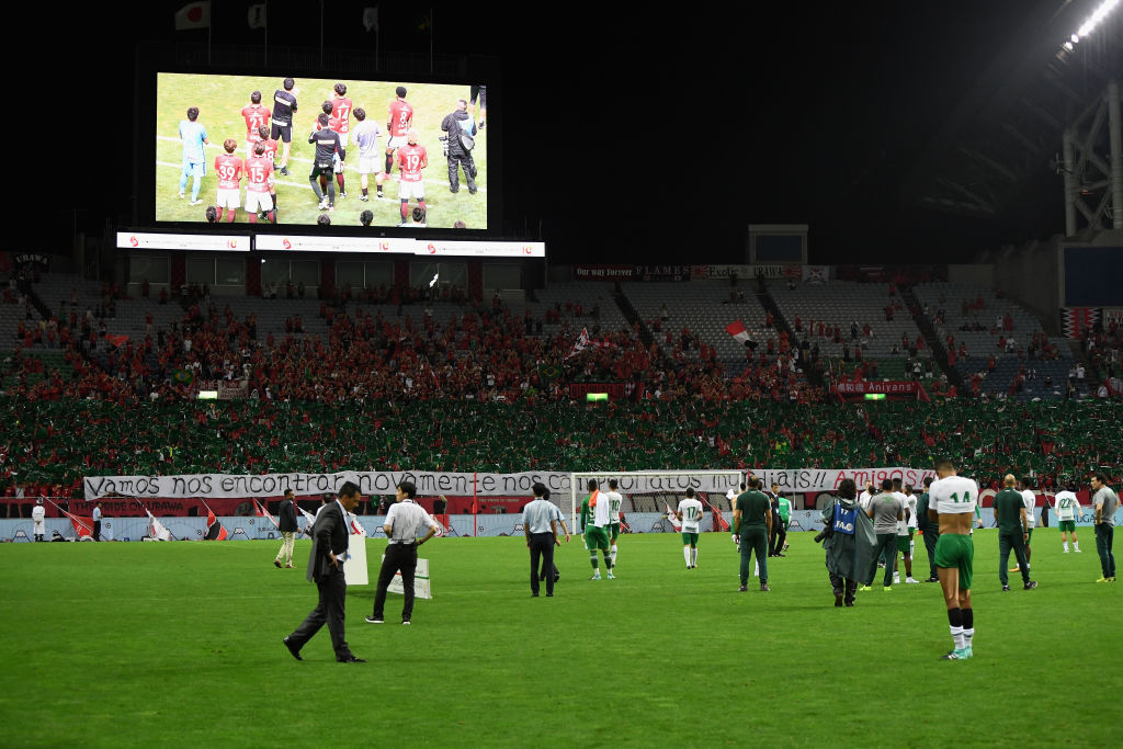 浦和サポの行為にシャペコエンセの選手も感激 緑バナーと断幕メッセージに温かい拍手 フットボールゾーン
