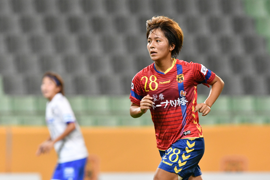 フリー写真 頭の上にサッカーボールをのせる女子高生 パブリック