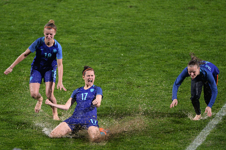 オランダ女子代表 決勝雨天中止も ずぶ濡れ胸ダイブ 動画が反響 可愛い ナイス フットボールゾーン