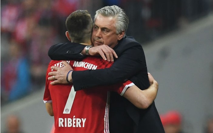 2位には、2016-17シーズンの対戦で、（右）アンチェロッティ元監督と（左）リベリーとの熱い抱擁シーンが選出された【写真：Getty Images】