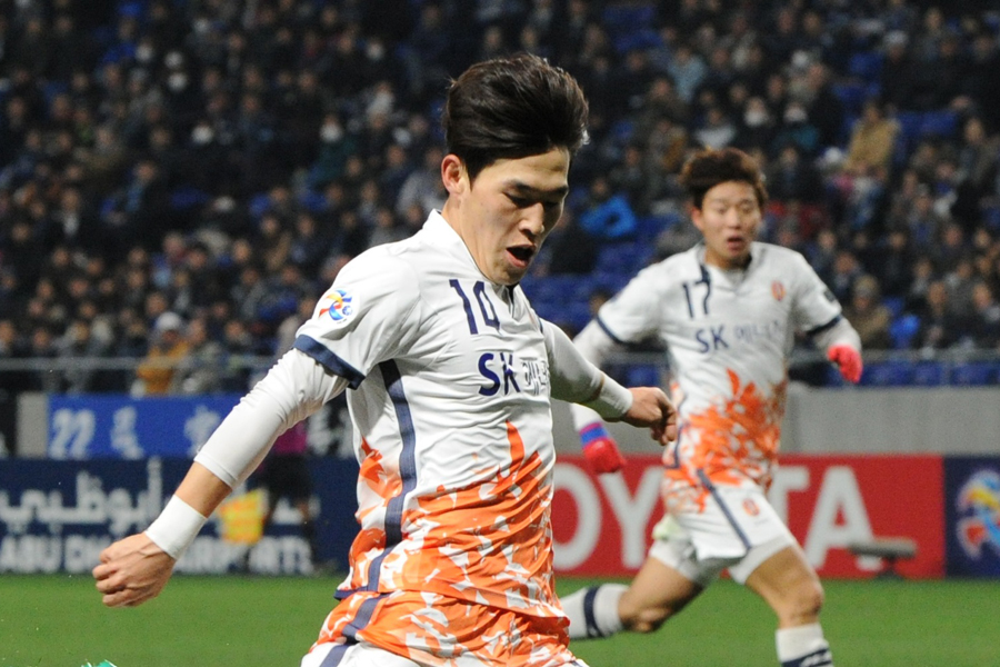 イ・チャンミンが30mの位置から無回転ナックルFK【写真：Getty Images】