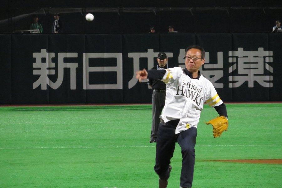 10日に行われたソフトバンクvs日本ハム戦の始球式に登場した岡田武史氏【写真：Football ZONE web】