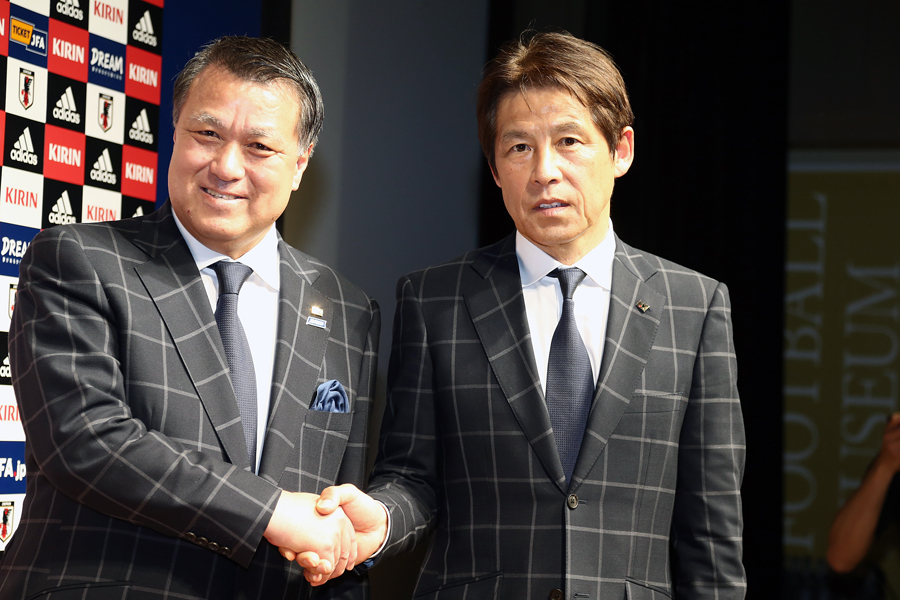 日本サッカー協会の田嶋会長（左）と日本代表の新指揮官に就任した西野氏（右）【写真：Getty Images】