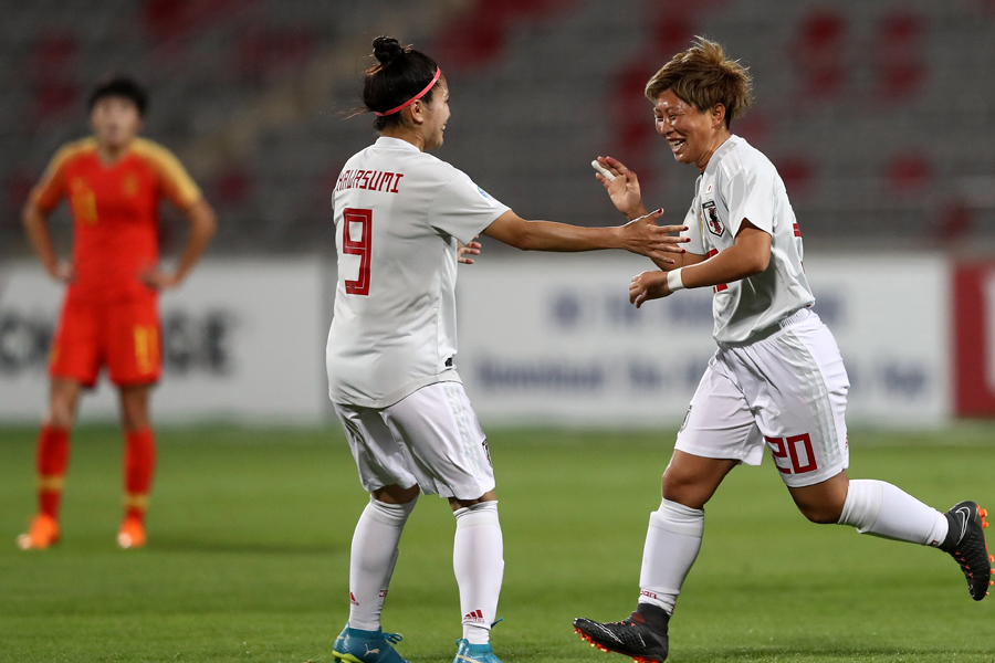 アジアカップ準決勝・中国戦で2ゴールを挙げた横山（右）【写真：Getty Images】