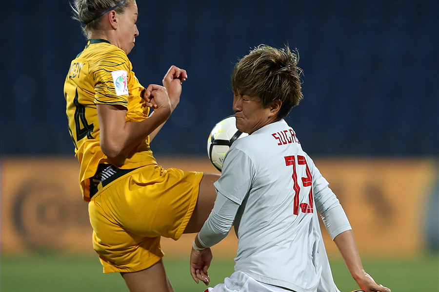 オーストラリアDFアランナ・ケネディと激しく交錯する菅澤優衣香【写真：Getty Images】