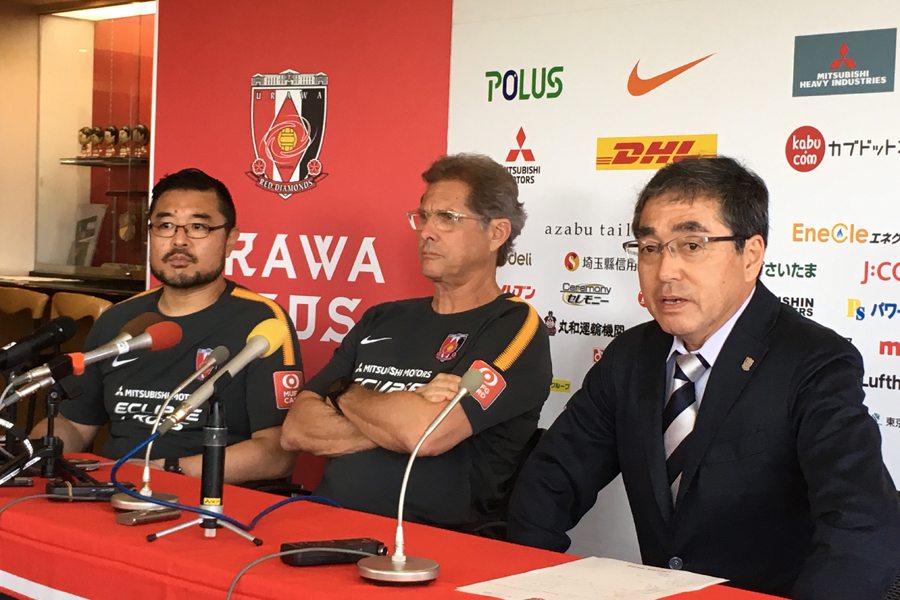 （右）中村GMは、新監督招聘の“決め手”を明かした【写真：Football ZONE web】