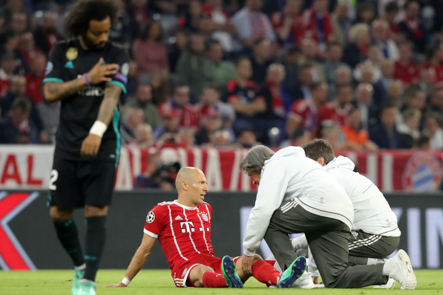 ホームの大声援を背に受けるバイエルンだが、前半8分に元オランダ代表MFアリエン・ロッベンが負傷というアクシデントに見舞われる【写真：Getty Images】
