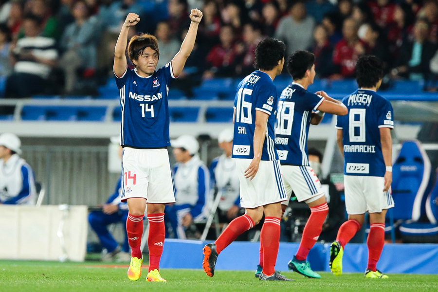 芸術的FKでチームの2得点目を決めた天野【写真：荒川祐史】