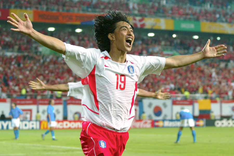 2002年日韓W杯で、数々の物議を醸した韓国対イタリアの一戦も選出された【写真:Getty Images】
