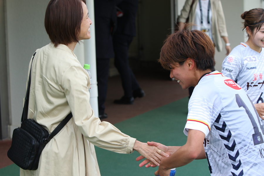 視察したなでしこジャパン（日本女子代表）の高倉麻子監督が労いの握手を求めた【画像：Football ZONE web】