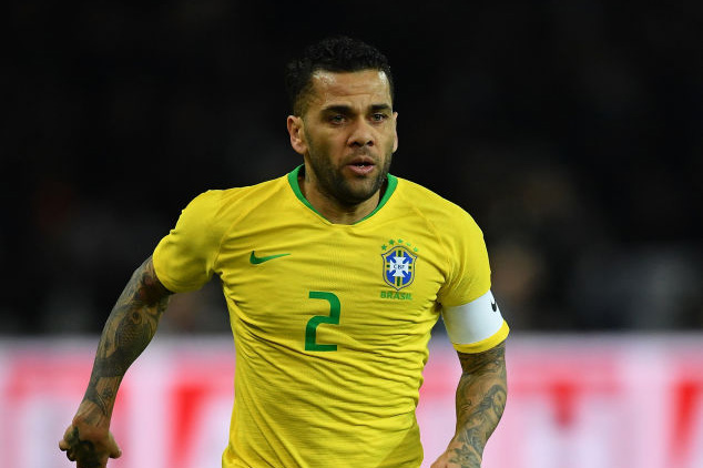 ブラジル代表“不動の右SB”アウベスが、右膝負傷でW杯メンバー入りが絶望的となった【写真:Getty Images】