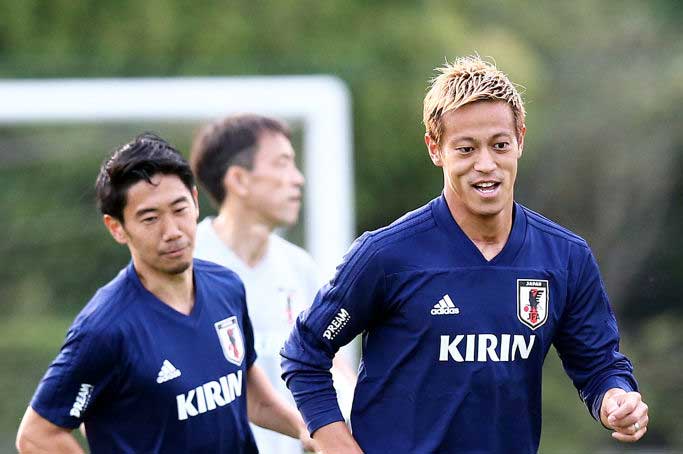 本田（右）は、「一発のシュートで決められる気もする」と自信を覗かせている【写真：Getty Images】