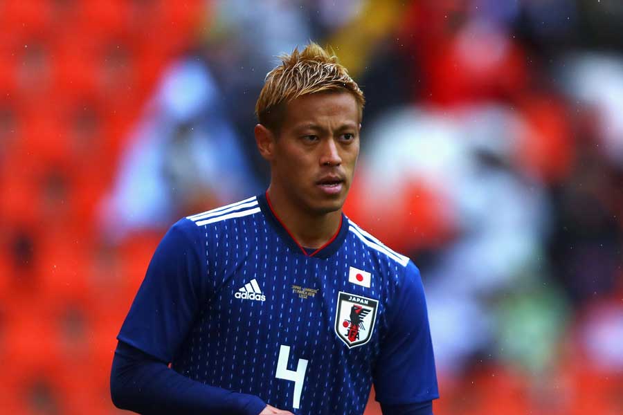 本田圭佑、代名詞の“ブレ球FK”を披露！【写真：Getty Images】