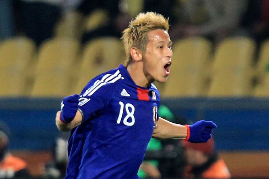 南アフリカW杯のデンマーク戦で無回転FK弾を決めた本田【写真：Getty Images】