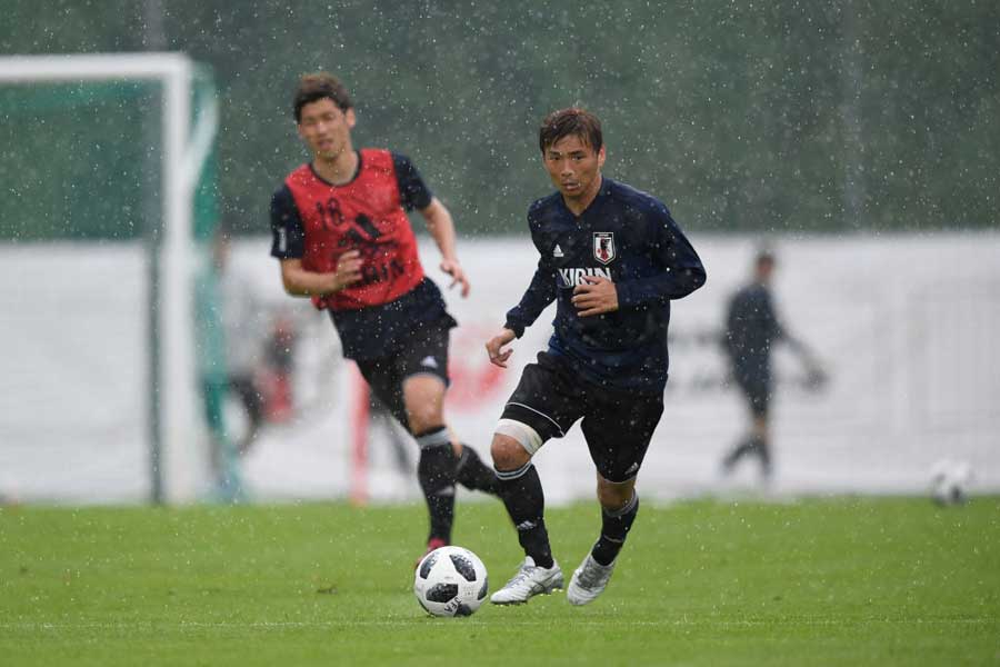 日本代表MF乾貴士は、W杯出場メンバーの“最軽量”として紹介されている【写真：Getty Images】