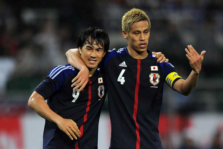 本田と岡崎は長年にわたって代表で共闘してきた【写真：Getty Images】