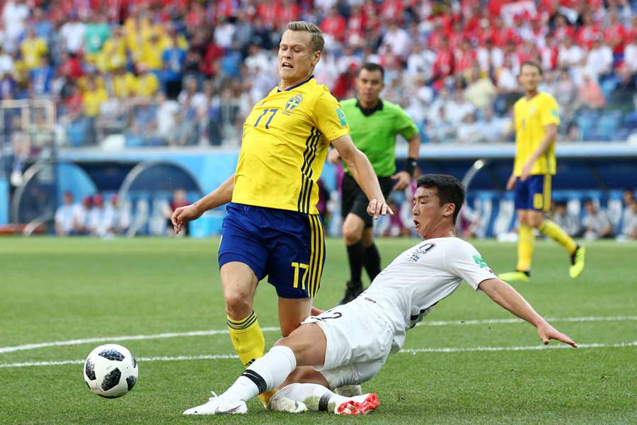 後半18分、キム・ミヌが相手を倒してVARでPK判定【写真：Getty Images】