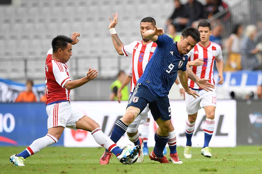 勝負のカギを握るのは球際の攻防と相手への対応力だ【写真：Getty Images】