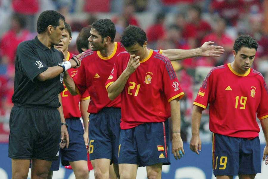 2002年W杯のスペイン対韓国戦では、2件のゴール取り消しスキャンダルが起こった【写真：Getty Images】