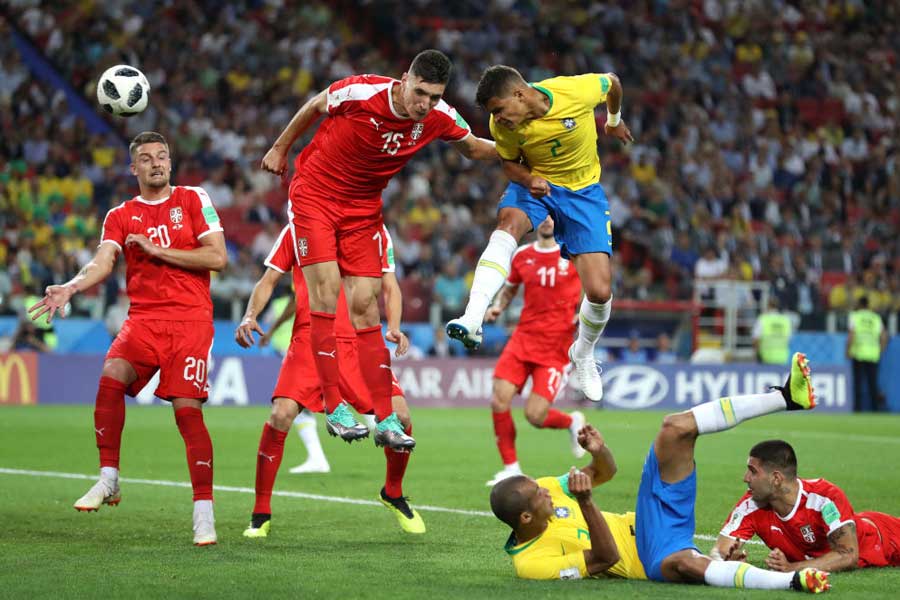 後半にCKからシウバが追加点を奪いブラジルがE組首位通過【写真：Getty Images】