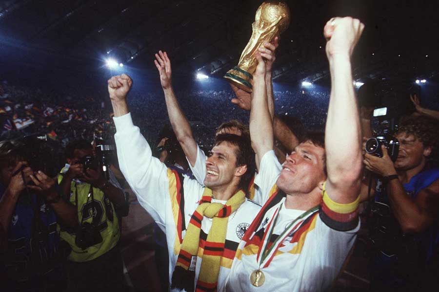 1990年W杯の西ドイツ優勝時のリトバルスキー（左）と主将マテウス。マテウスのような真のリーダーがいなかった【写真：Getty Images】