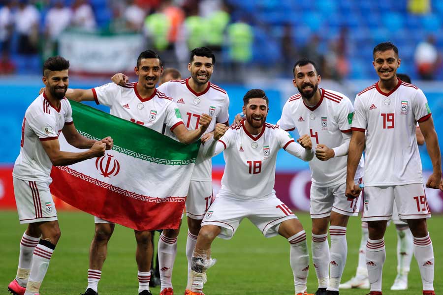 W杯でアジア勢として8年ぶり、そして同国で20年ぶりとなる白星を手にしたイラン代表【写真：AP】