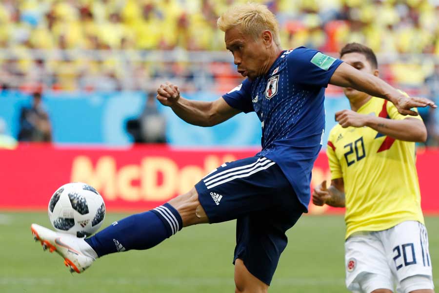 グループリーグ初戦のコロンビア戦、左SBとしてピッチを縦横無尽に駆け回りフル出場した長友佑都【写真:AP】
