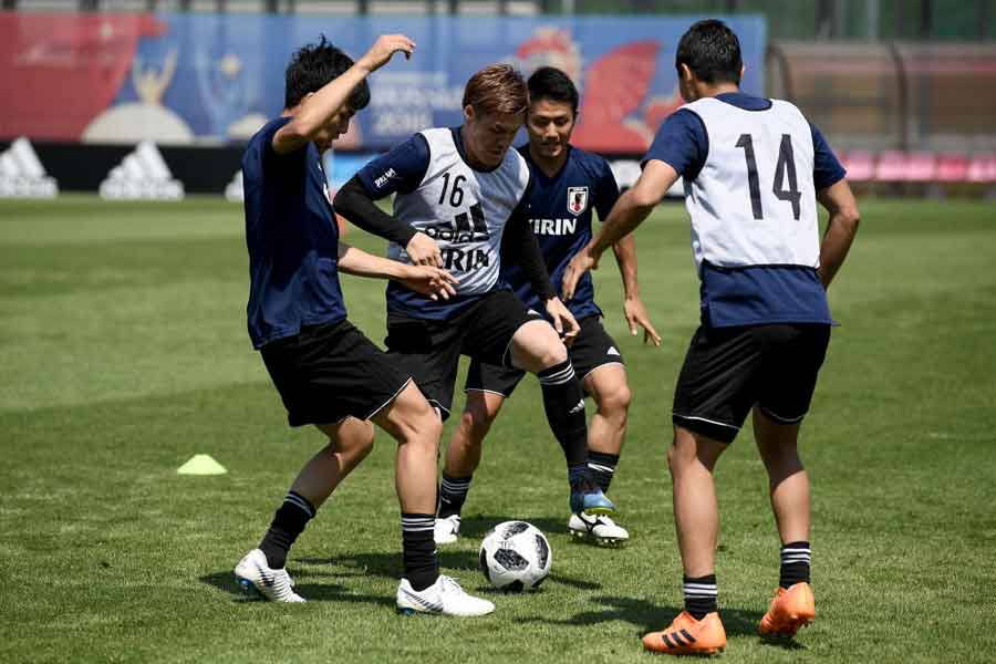 日本の選手たちに安心感を与えていたのは劣悪すぎるピッチだった【写真：Getty Images】
