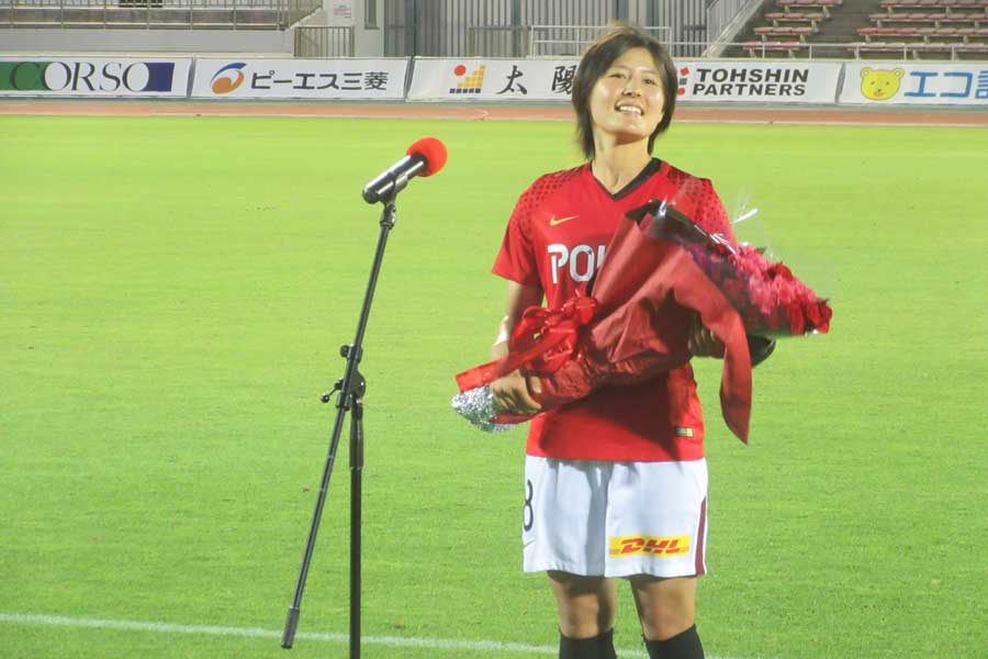 移籍セレモニーでは敬愛する先輩・安藤梢から花束を受け取った猶本【写真：Football ZONE web】