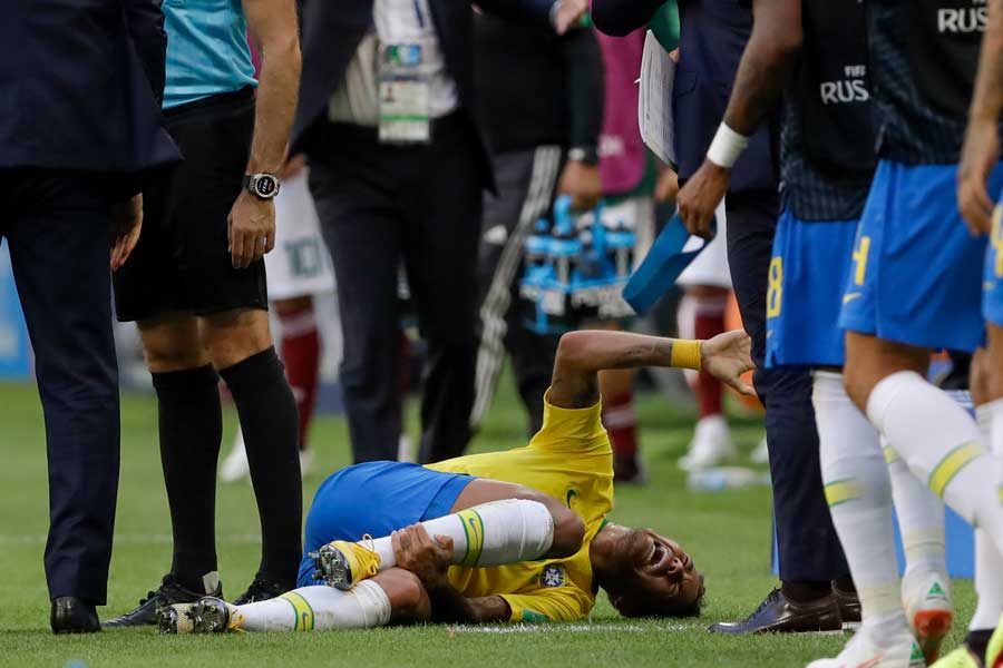 オランダの英雄ファン・バステン氏がブラジル代表FWネイマールに警鐘を鳴らしている【写真：AP】