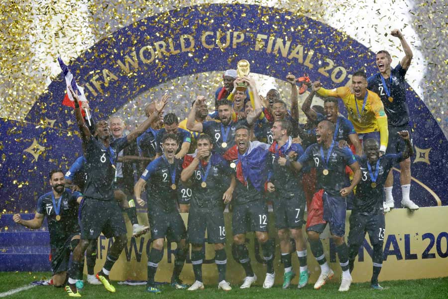 デシャン監督が率いたフランスは20年ぶりのW杯優勝を果たした【写真：AP】