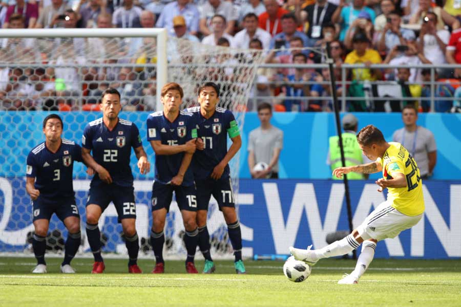 コロンビア戦（2-1）日本の壁4人が一斉にジャンプするも足元を通され、MFフアン・キンテーロに低弾道FKを叩き込まれた【写真：Getty Images】