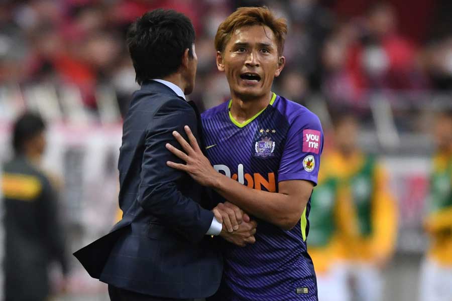 たとえアシストを重ねていないとしても、青山は紛れもなく広島の攻撃を構築している【写真：Getty Images】