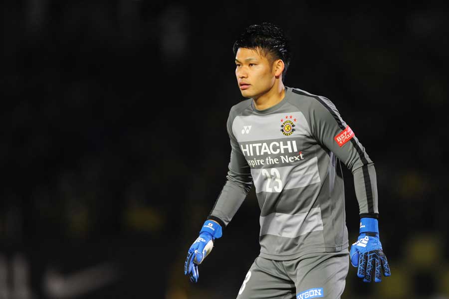 FC東京戦の後半に後頭部を強打して緊急交代となった中村【写真：Getty Images】