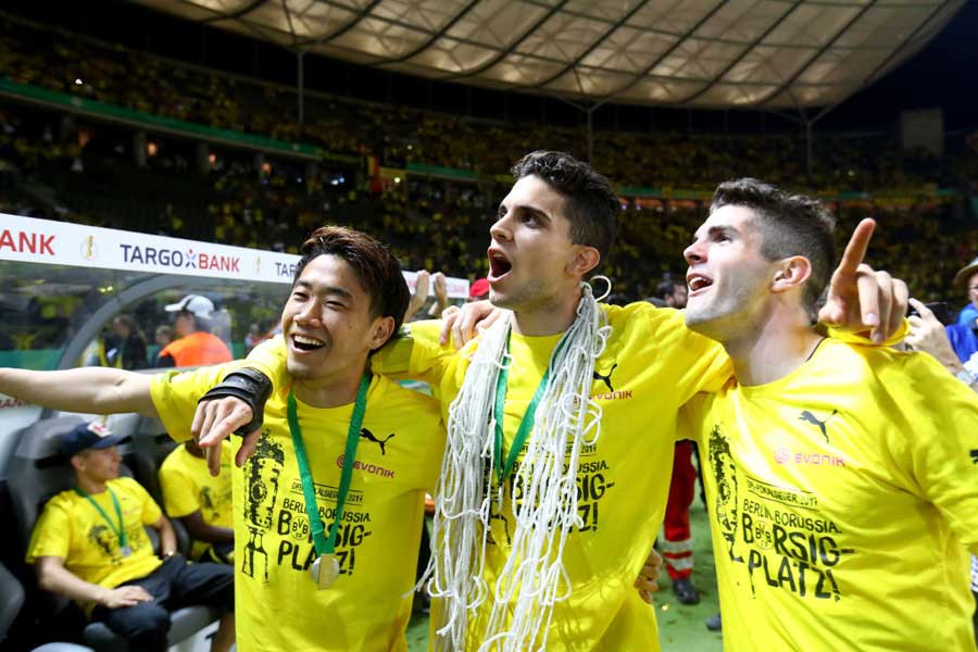 (左)MF香川と(真ん中)DFバルトラは、ドルトムントで元同僚【写真:Getty Images】