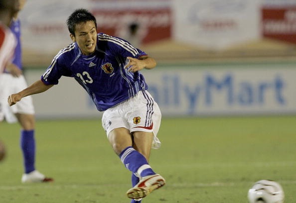 2006年8月のトリニダード・トバゴ戦でプレーする長谷部 【写真:Getty Images】