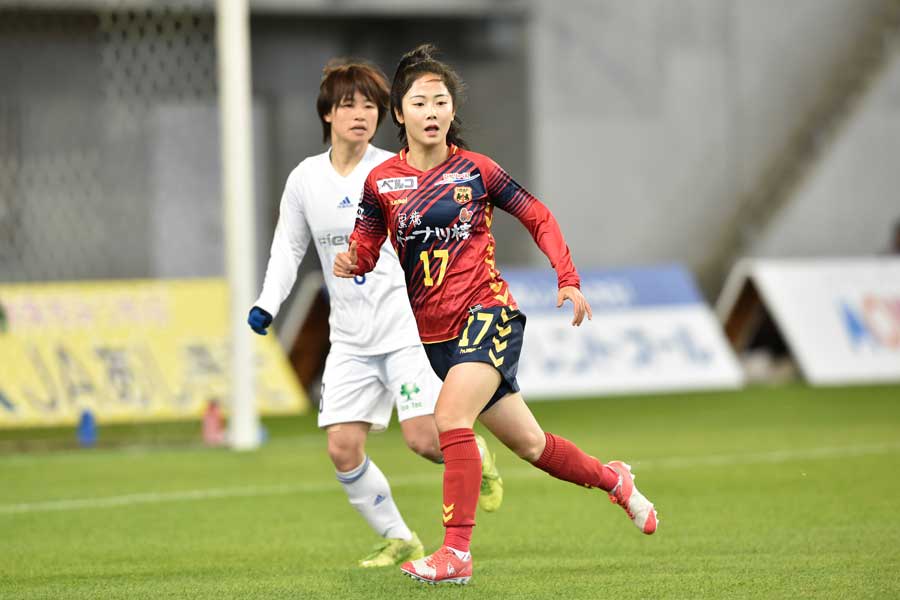 イ・ミナは元々、中盤の選手だが、INACではFWとして右サイドを任されている【写真:井上智博】