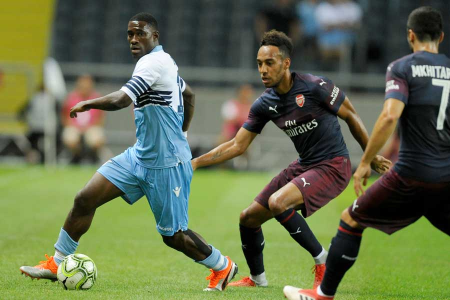 オーバメヤン(真ん中)がゴールネットを揺らし、ラツィオとの親善試合に2-0で勝利【写真：Getty Images】