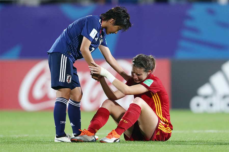 試合終了後、スペイン選手の元へ駆け寄るMF林穂之香【写真：Getty Images】