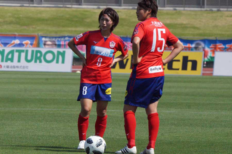 （左）田中は、自らが掲げる大きな目標に向かって全力疾走を続ける【写真：Nojima Stella Kanagawa Sagamihara】
