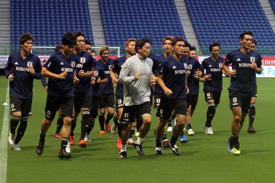 ランニングでは青山、槙野とともに先頭を走る【写真：Football ZONE web】