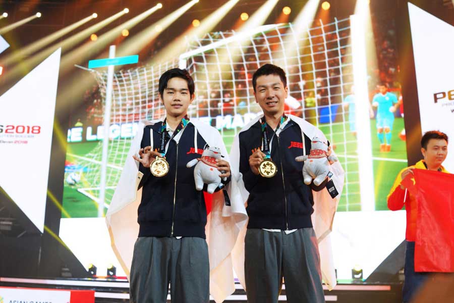 金メダルを獲得した杉村選手（右）と相原選手（左）【写真：VAMOLA eFootball News】