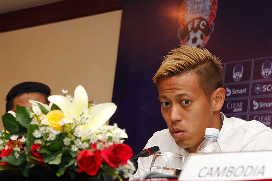 カンボジア代表の実質的な監督を務める本田圭佑【写真:AP】