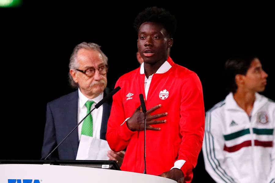 今冬バイエルン・ミュンヘンに加入する17歳FWアルフォンソ・デイビス【写真：Getty Images】