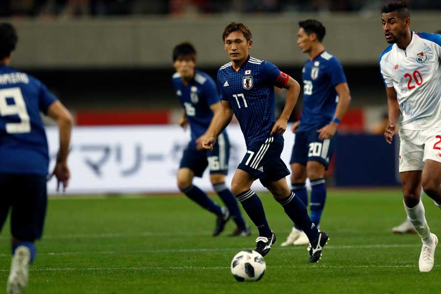 青山は得意のキラーパスをで攻撃を活性化した【写真:田口有史】