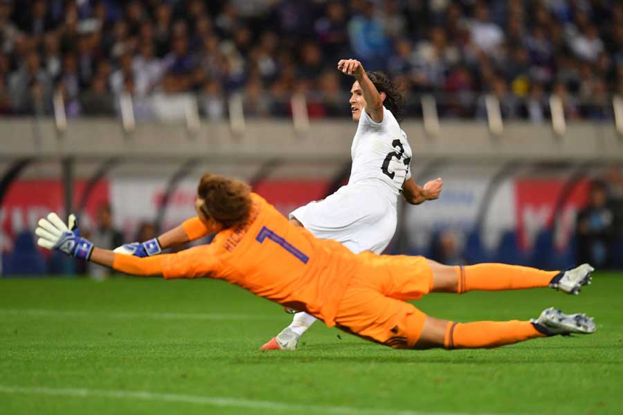 カバーニは、チームを鼓舞するように気迫を見せつけた【写真：Getty Images】