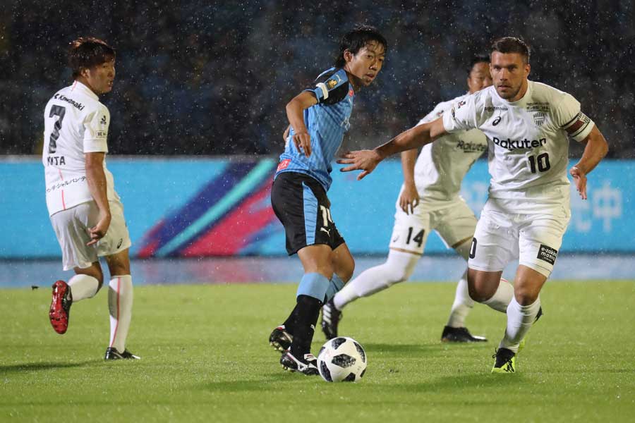 ポドルスキは川崎戦で二度のアシストを記録したが、ゴール左からフリーのシュートを外してしまった【写真：Football ZONE web】